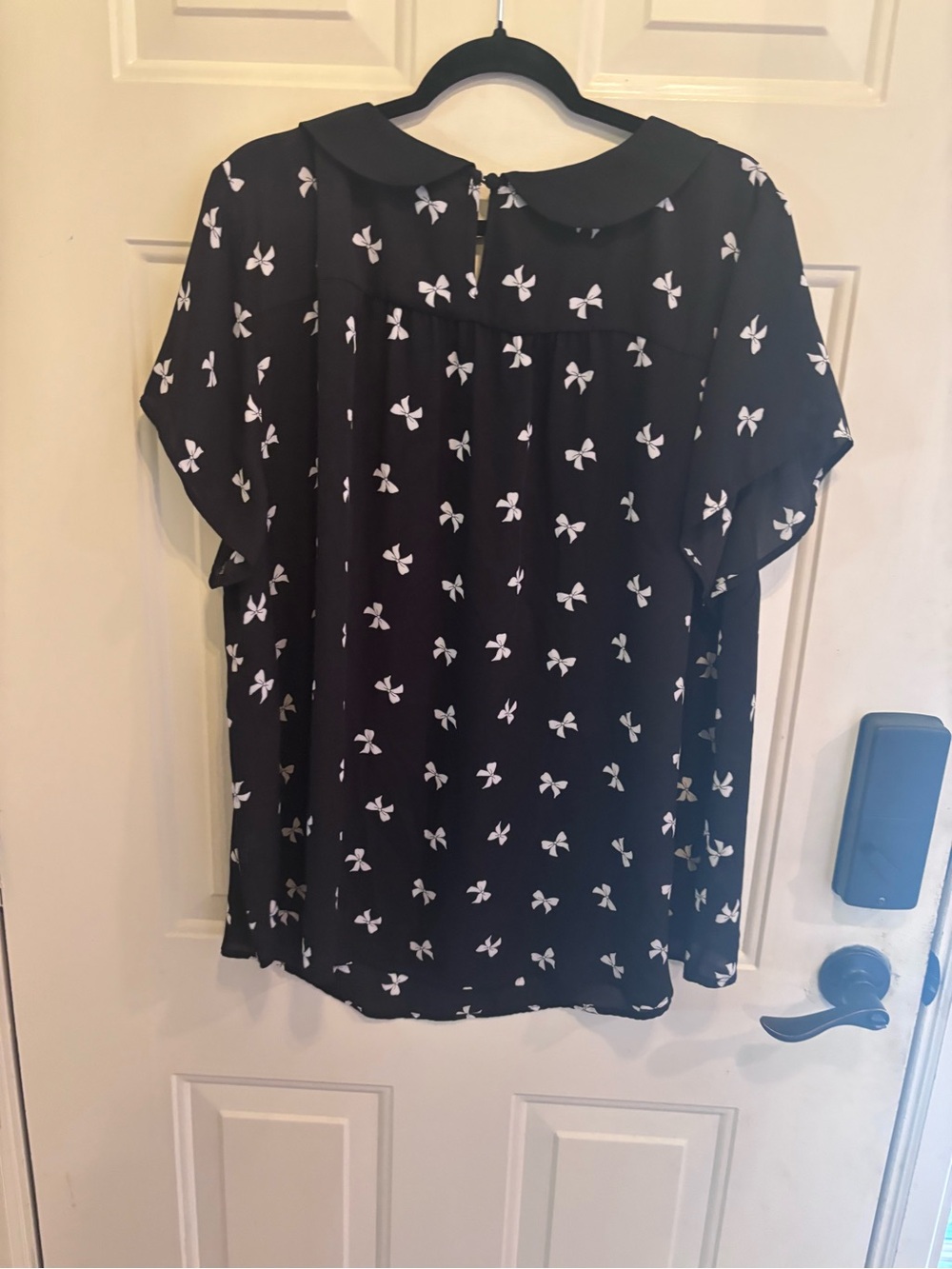 torrid Black & White Bow Print Peter Pan Collar Blouse - Picture 5 of 6